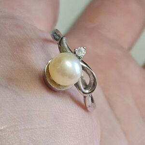 *Sale* Vantel Pearls Ribbon of Hope ring size 6